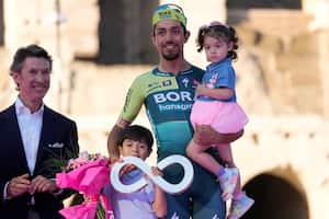 El segundo clasificado colombiano Daniel Felipe Martínez celebra durante la ceremonia del podio al final de la 21ª y última etapa del Giro D'Italia, carrera ciclista de la Vuelta a Italia, en Roma, el domingo 26 de mayo de 2024. (Foto AP/Andrew Medichini)