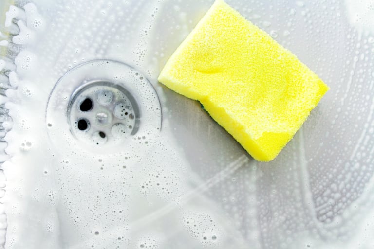 Las esponjas de cocina pueden ser desinfectadas de manera efectiva y económica con un sencillo truco casero que utiliza vinagre y sal, garantizando un ambiente más higiénico.