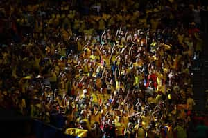 HOUSTON, TEXAS - 24 DE JUNIO: Los fanáticos de Colombia animan a su equipo durante el partido del Grupo D de la CONMEBOL Copa América 2024 entre Colombia y Paraguay en el Estadio NRG el 24 de junio de 2024 en Houston, Texas. (Foto de Héctor Vivas/Getty Images)