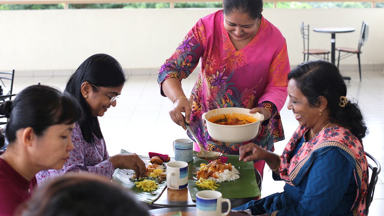 Desde tiempos inmemoriales, los indios han abrazado la tradición de comer con las manos, una práctica que va más allá de lo meramente culinario para abrazar aspectos culturales y filosóficos profundos.