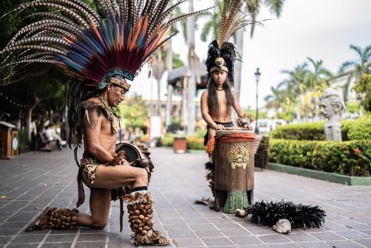 Bajo la sombra de las creencias aztecas, se desarrolla un rito ancestral con el propósito de avivar la chispa del amor y la pasión en las relaciones modernas.