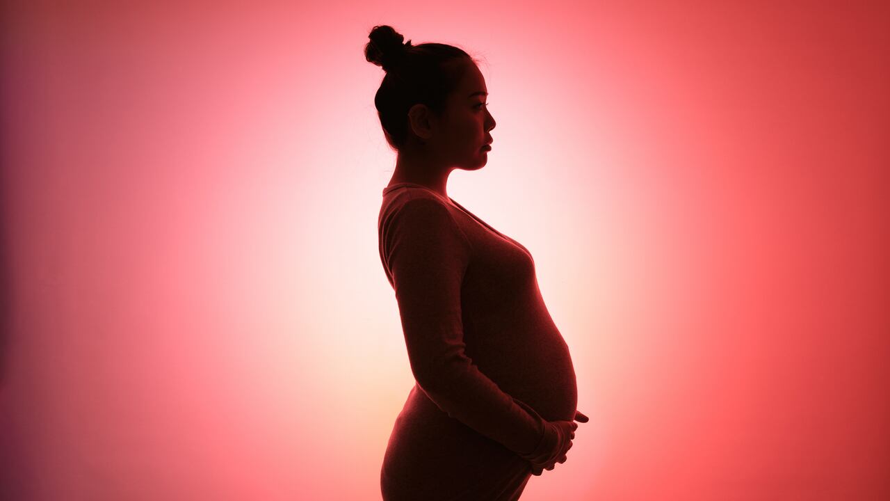 Mhoni Vidente relaciona el sueño de mujeres embarazadas con la idea de un cambio significativo en la vida del soñador, ya sea en términos de carrera, relaciones o estabilidad financiera.