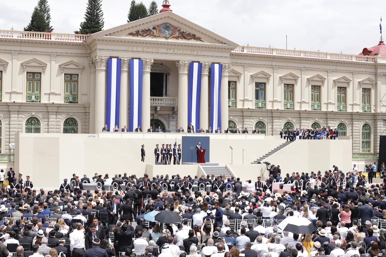 El presidente de El Salvador, Nayib Bukele, pronuncia su discurso inaugural después de prestar juramento en la Plaza Barrios en San Salvador, El Salvador, el 1 de junio de 2019.