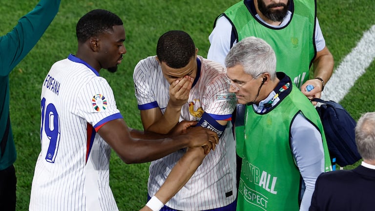 Kylian Mbappé salió con la nariz fracturada del debut con Francia en la Euro 2024