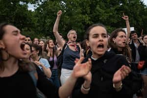 Los manifestantes gritan consignas mientras participan en una manifestación tras el anuncio de los resultados de la primera vuelta de las elecciones parlamentarias francesas, en la Place de la Republique en París el 30 de junio de 2024. (Photo by Arnaud FINISTRE / AFP)