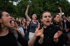 Los manifestantes gritan consignas mientras participan en una manifestación tras el anuncio de los resultados de la primera vuelta de las elecciones parlamentarias francesas, en la Place de la Republique en París el 30 de junio de 2024.