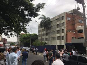 Imagen de la evacuación por temblor en las instalaciones del periódico El País.