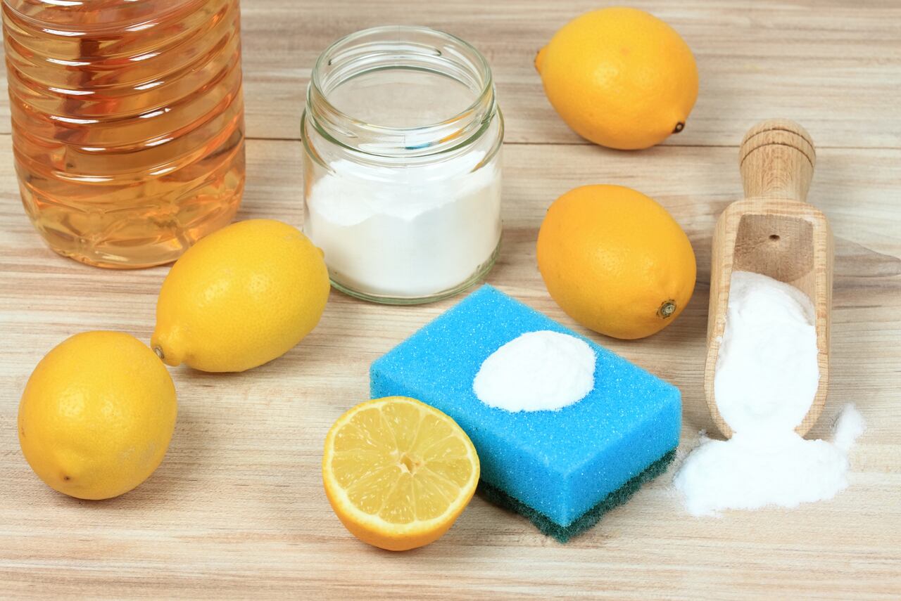 Las esponjas de cocina, a menudo un foco de bacterias, pueden mantenerse limpias y seguras gracias a un práctico truco casero con vinagre y sal.