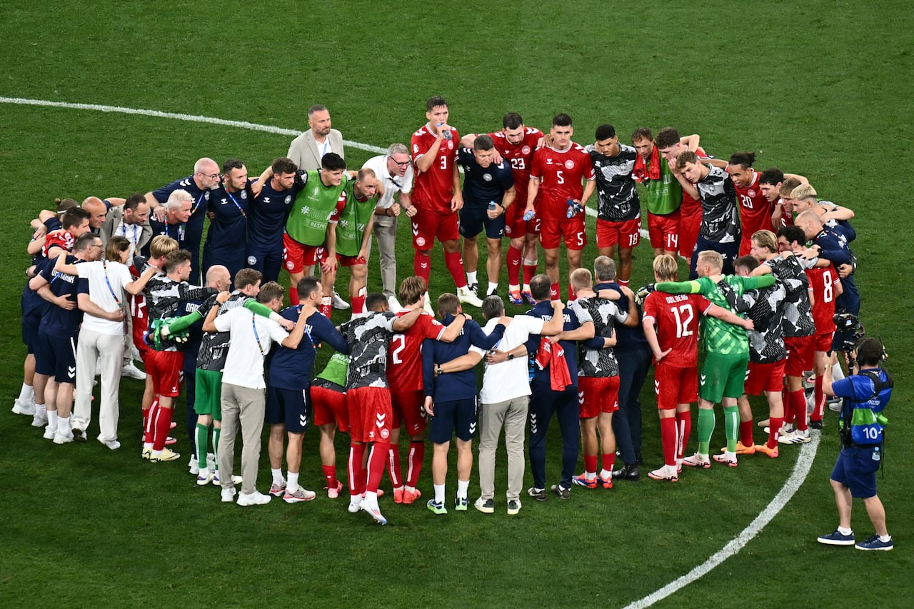 Dinamarca obtuvo su pase a los octavos de final y en esta imagen se ve cómo celebra.