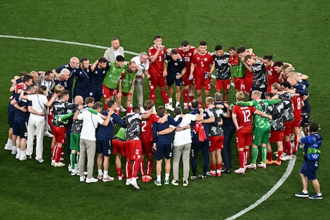 Dinamarca obtuvo su pase a los octavos de final y en esta imagen se ve cómo celebra.