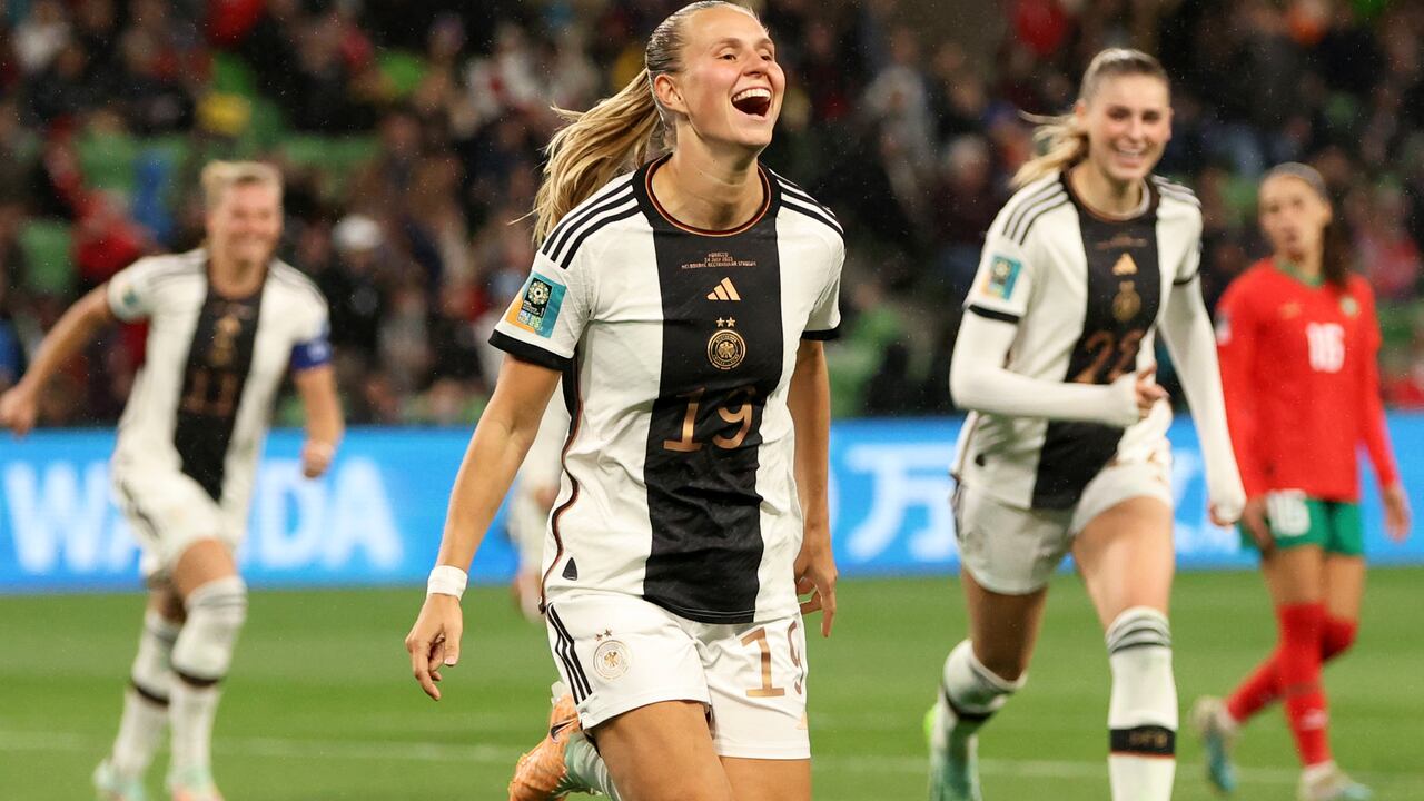 La alemana Klara Buehl celebra después de anotar el tercer gol de su equipo durante el partido de fútbol del Grupo H de la Copa Mundial Femenina entre Alemania y Marruecos en Melbourne, Australia, el lunes 24 de julio de 2023. (Foto AP/Hamish Blair)