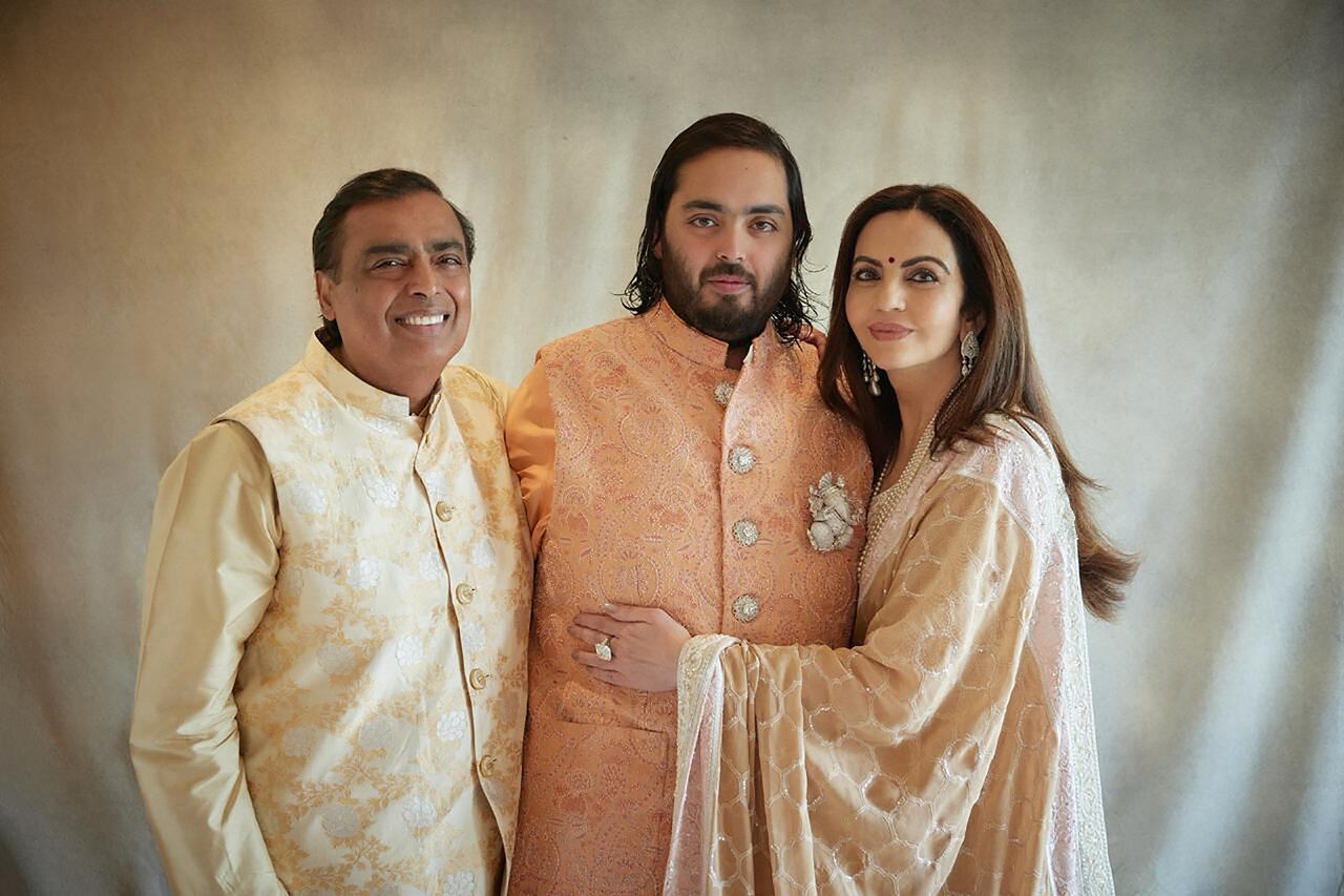 El magnate multimillonario Mukesh Ambani y su esposa Nita Ambani, presidenta y fundadora de la Fundación Reliance con su hijo menor Anant Ambani.