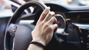 La técnica adecuada de giro del volante al tomar una curva es esencial para su seguridad en la carretera.