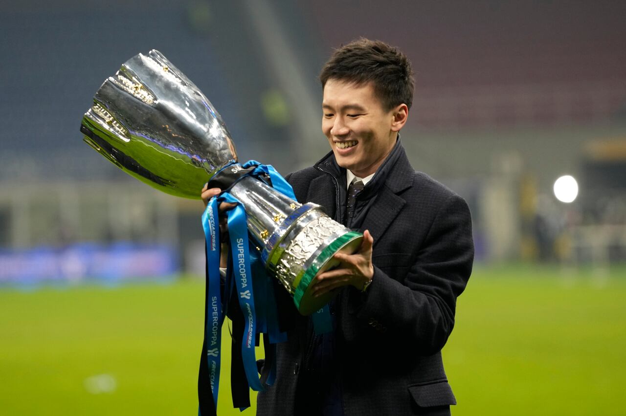 El presidente del Inter Milán Steven Zhang sonríe al alzar con el trofeo de la Supercopa italiana tras la victoria ante Juventus, el miércoles 12 de enero de 2022. (AP Foto/Luca Bruno)