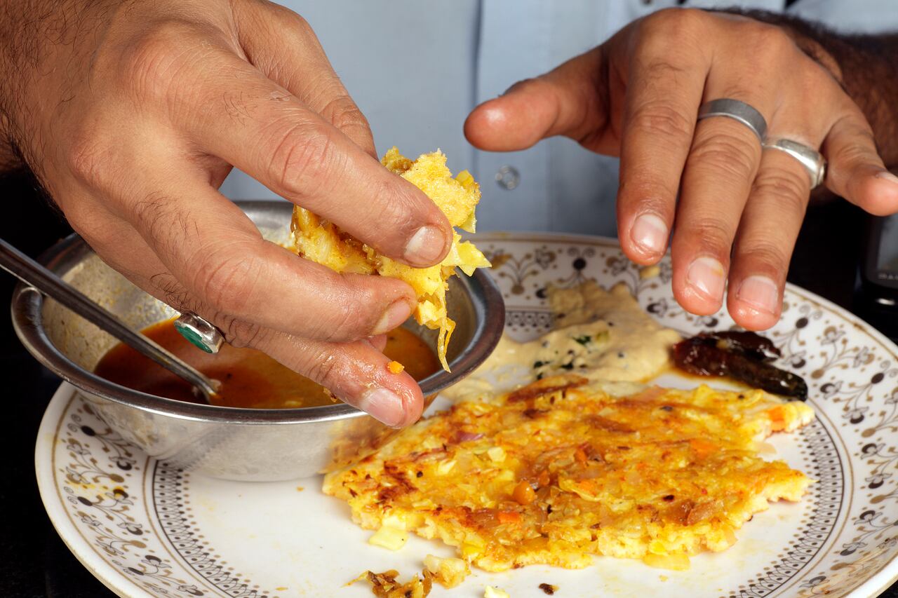 La práctica de comer con las manos en la India es un reflejo de la estrecha relación entre la humanidad y la naturaleza, y una celebración de la conexión directa con los alimentos que proporciona esta forma de comer.