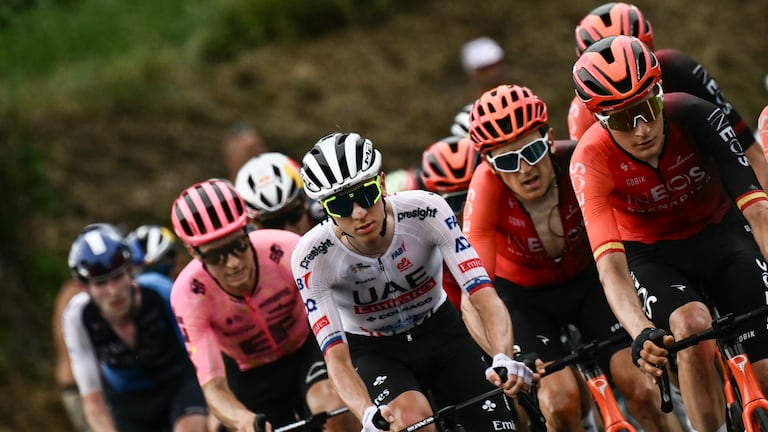 Imagen del pelotón de carrera, este domingo 30 de junio, por la etapa 2 del Tour de Francia. En la imagen, de blanco, aparece Tadej Pogacar.