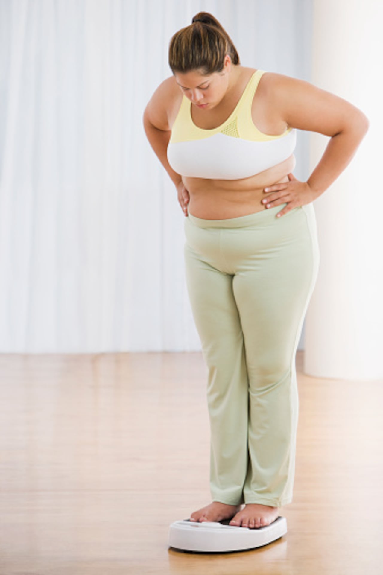 Uno de los efectos es el aumento de peso, debido a que, en muchos casos, puede pasar desapercibido, ya que suele coincidir con la menopausia.