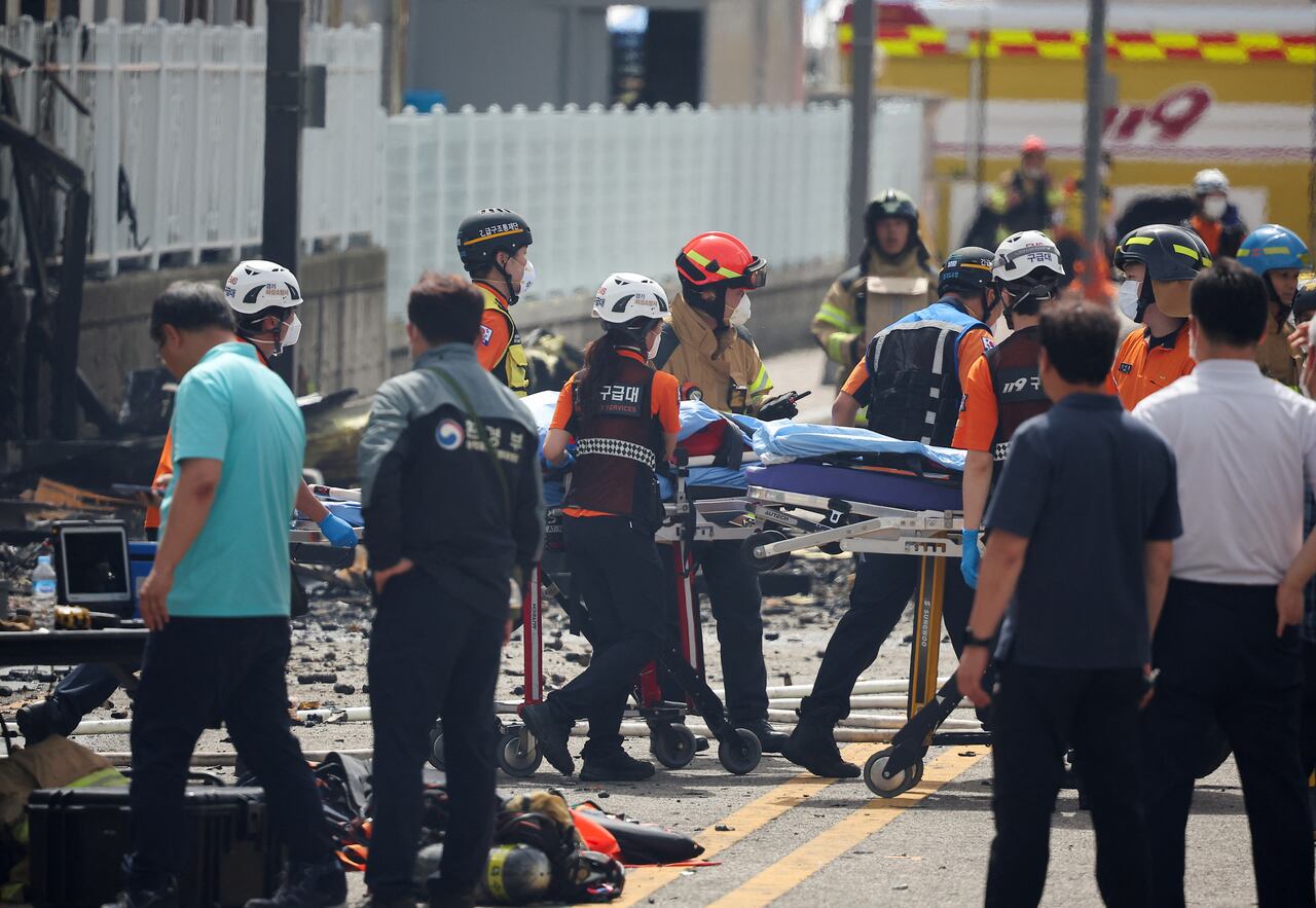 El personal de emergencia traslada los cuerpos de las personas que murieron en un incendio mortal en una fábrica de baterías de litio propiedad del fabricante surcoreano de baterías Aricell, en Hwaseong, Corea del Sur, el 24 de junio de 2024.