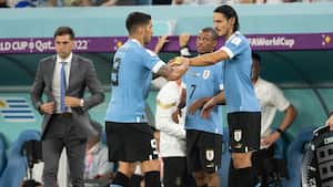 Suárez y Cavani se saludan en el partido Uruguay vs. Ghana por el grupo H de la Copa Mundial 2022.