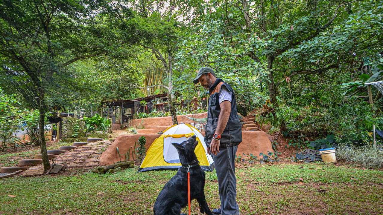 Carbonero Dog camping, es un lugar que hace parte de la Red de turismo de naturaleza, proyecto que ayuda a emprendedores del sector de Villa Carmelo, en los Farallones de Cali, a ofrecer paquetes turísticos para personas amantes de la naturaleza.
