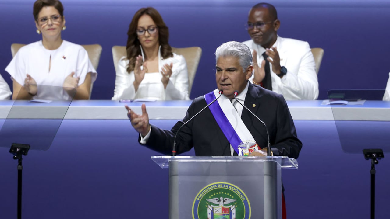 El recién elegido presidente de Panamá, José Raúl Mulino, saluda durante el día de la inauguración el 1 de julio de 2024 en la Ciudad de Panamá, Panamá.