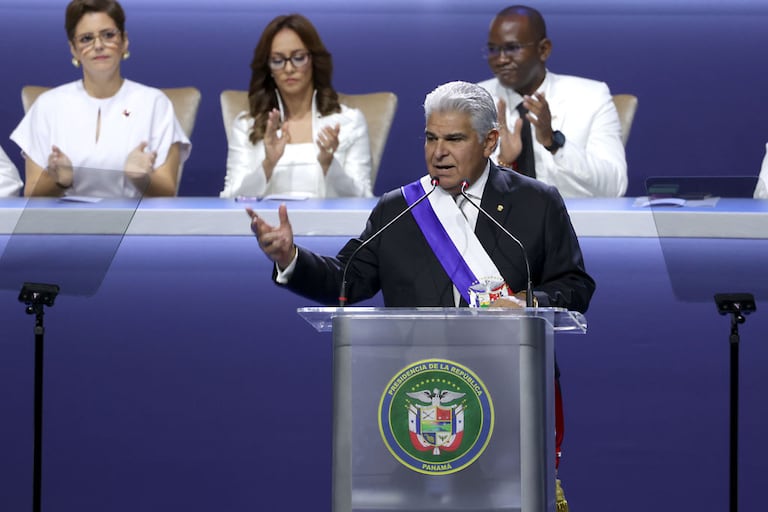 El recién elegido presidente de Panamá, José Raúl Mulino, saluda durante el día de la inauguración el 1 de julio de 2024 en la Ciudad de Panamá, Panamá.