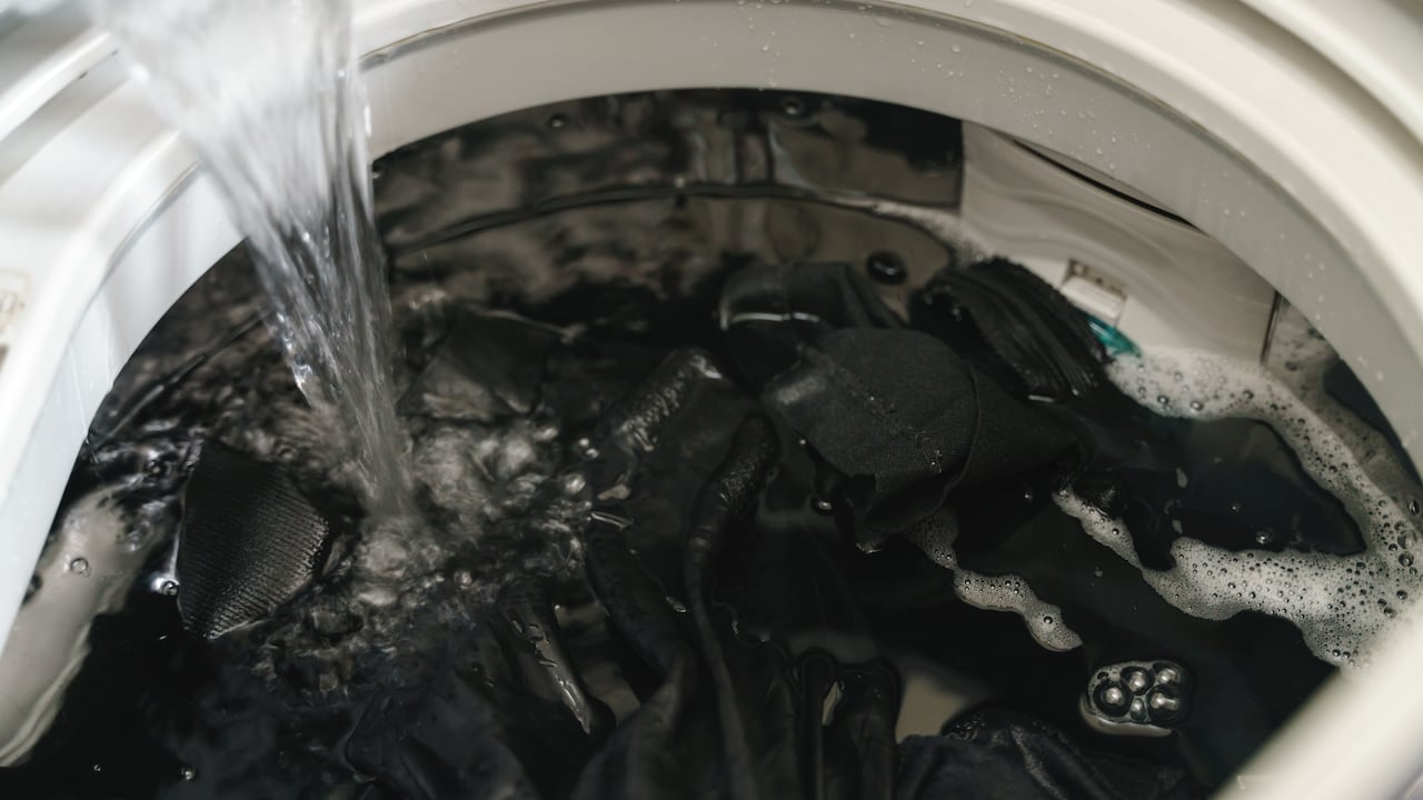 Se explican los efectos negativos que tiene la sobrecarga de la lavadora en la eficiencia del lavado y en la vida útil del electrodoméstico.