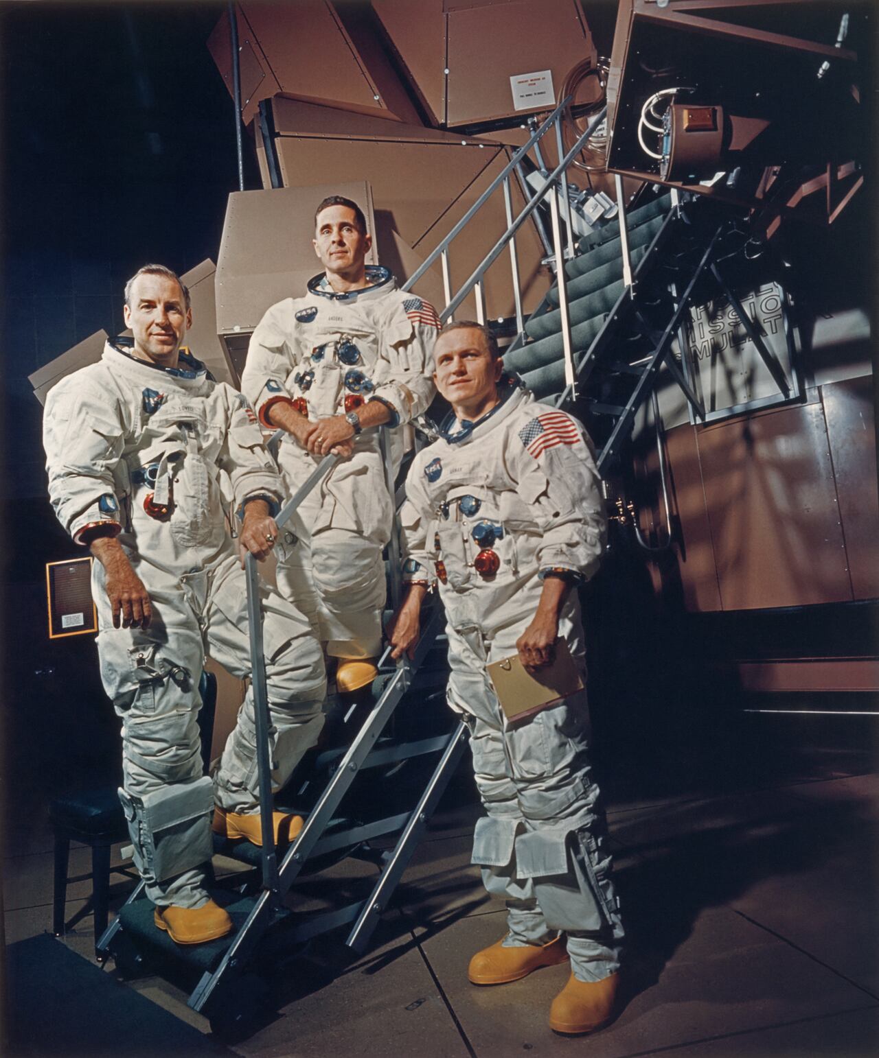 La tripulación del Apolo 8 vistiendo sus trajes espaciales en un simulador del Centro Espacial Kennedy, Florida, EE. UU., 13 de noviembre de 1968. De izquierda a derecha: James A. Lovell Jr., William A. Anders y Frank Borman.