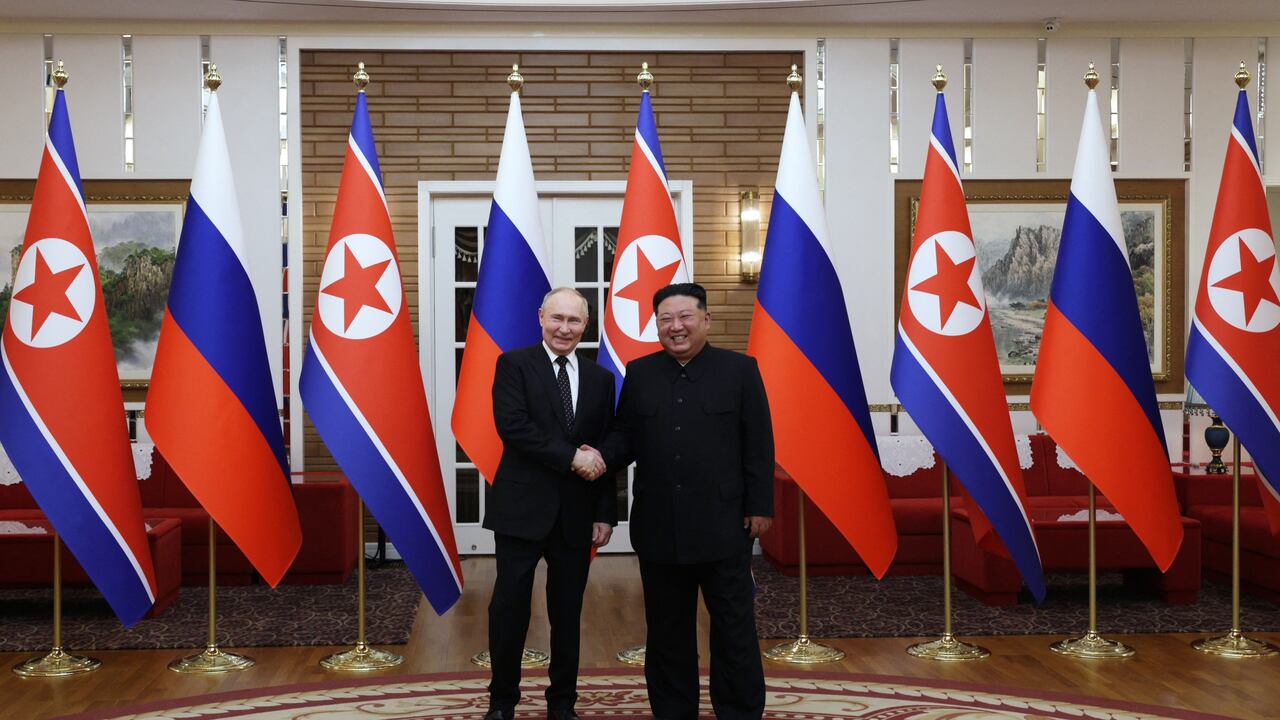 Putin disfrutó de una bienvenida en la alfombra roja, una ceremonia militar y un abrazo de Kim Jong Un de Corea del Norte durante una visita de estado a Pyongyang, donde ambos prometieron forjar vínculos más estrechos.