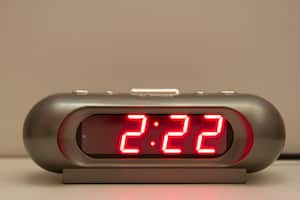 En el reloj, siempre marca las 2:22 PM. Este artículo analiza la conexión entre la numerología y la constante presencia de esta hora en la vida cotidiana.