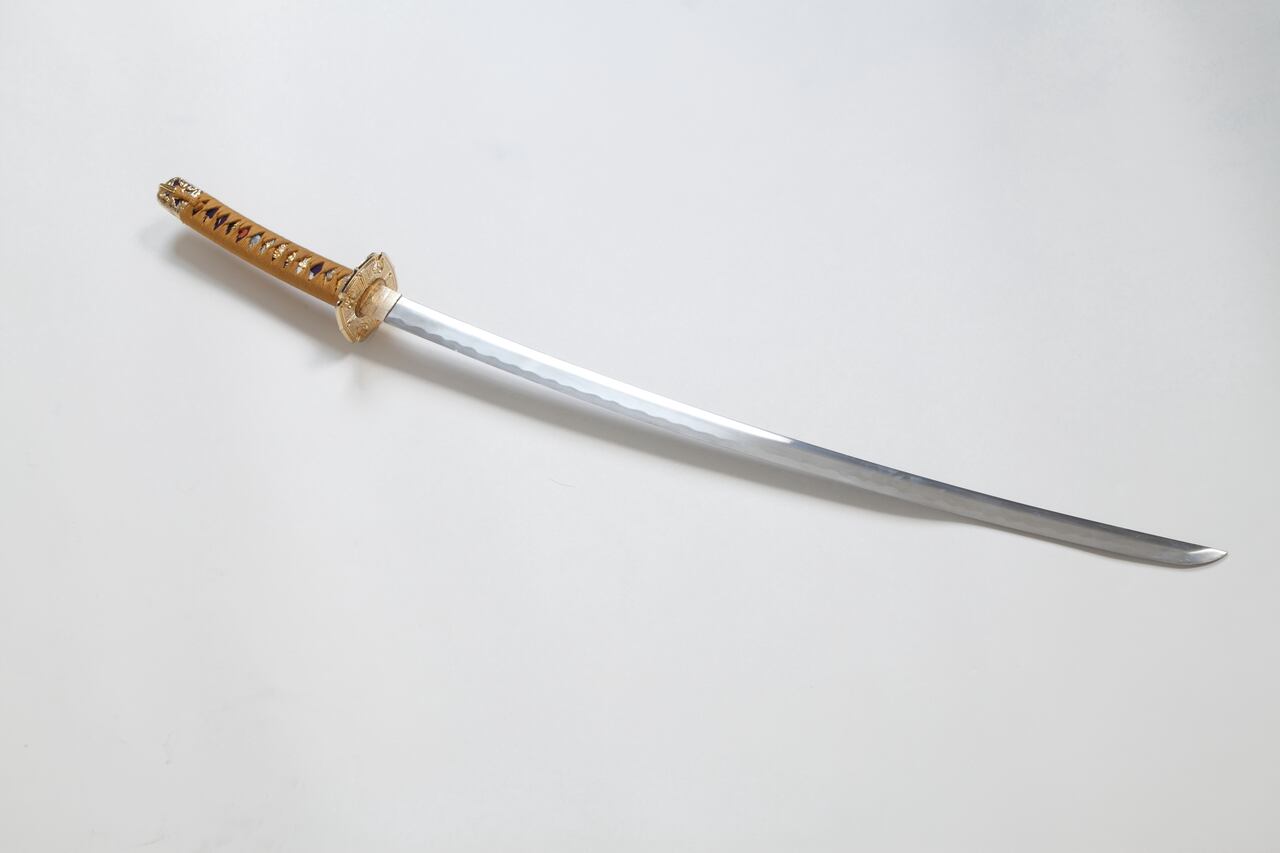 Las espadas samurái son largas y curvas, además poseen un sorprendente filo que puede generar cortes con facilidad.