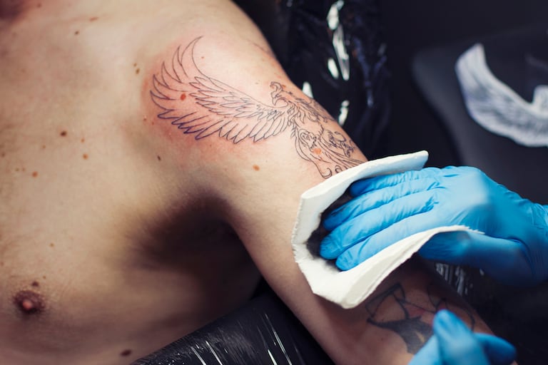 Profundizar en los mitos y realidades del cuidado del tatuaje revela la controvertida relación entre el peróxido de hidrógeno y la tinta.