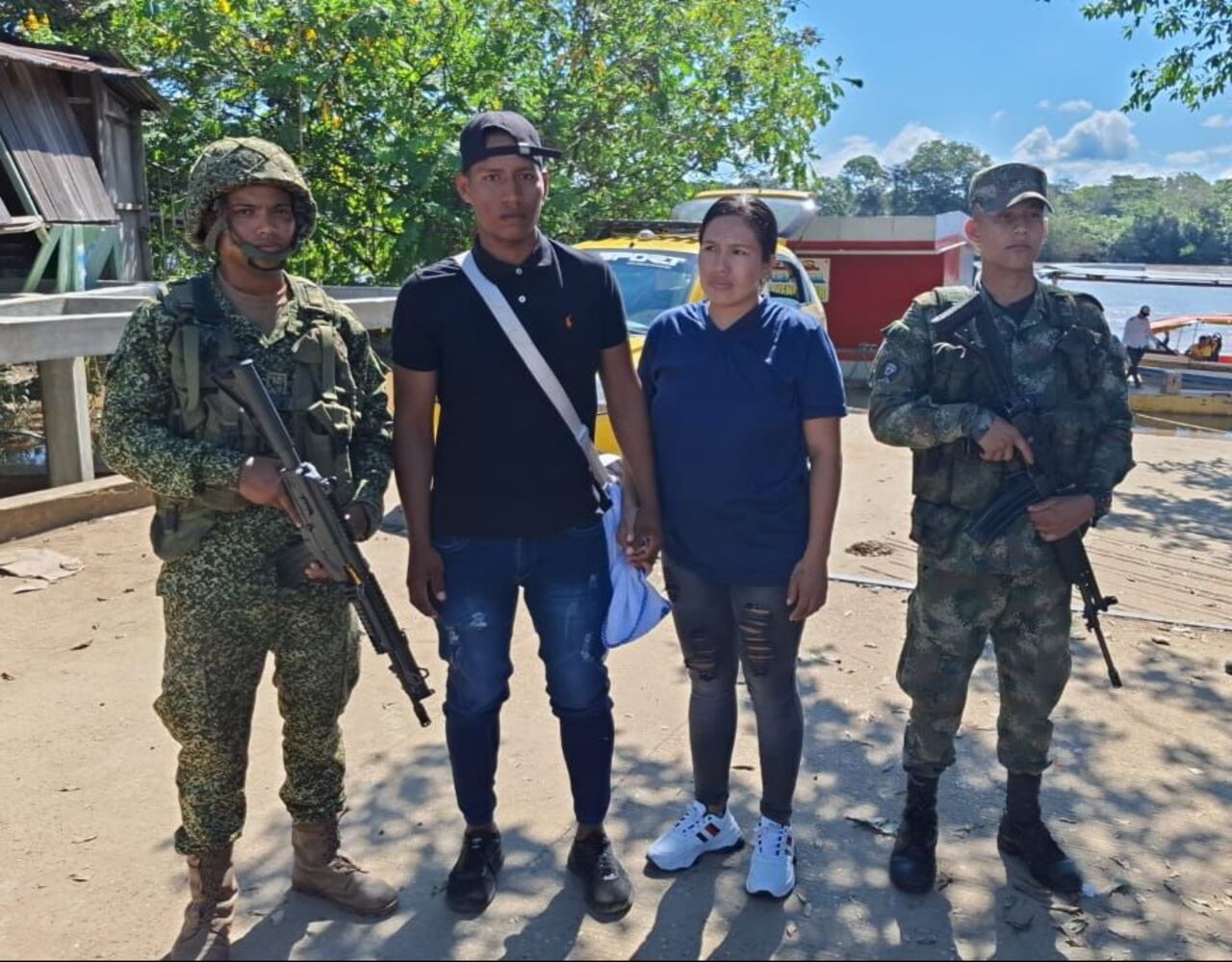 El soldado profesional Fabián Melo y su esposa fueron secuestrados en el Caquetá, al parecer por las disidencias de las Far. Después fueron liberados.