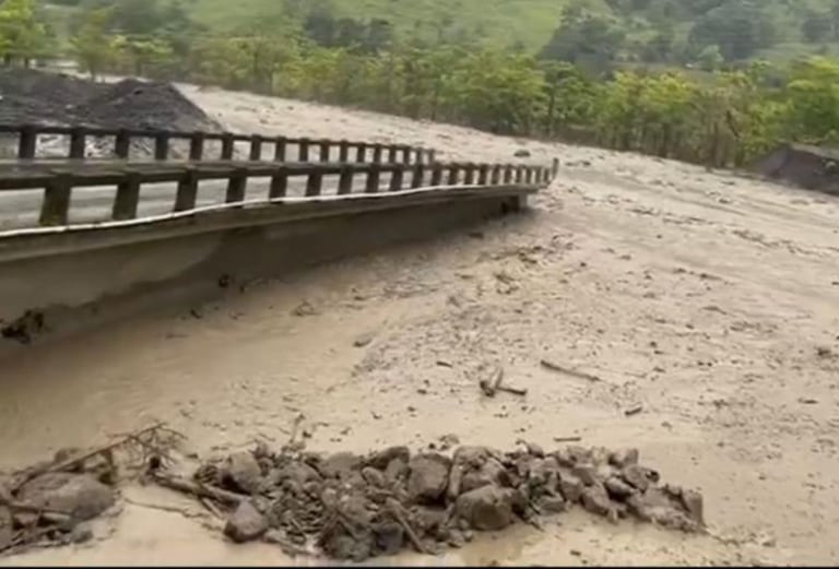 Al menos 16 veredas se encuentran incomunicadas por el derrumbe del puente en Carepa.