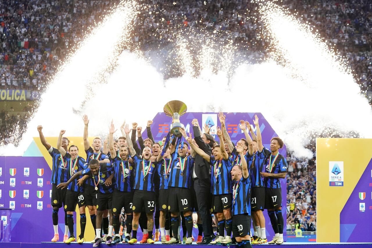 Los jugadores del Inter celebran su victoria del "scudetto" después del partido de fútbol de la Serie A entre Inter y Lazio en el estadio de San Siro en Milán, Italia, el domingo 19 de mayo de 2024. (Spada/LaPresse vía AP)