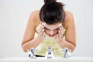 Un hábito aparentemente inofensivo como lavarse la piel en exceso podría tener consecuencias graves para la salud cutánea.