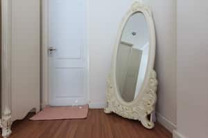 No siempre es bueno poner un espejo frente a una puerta.