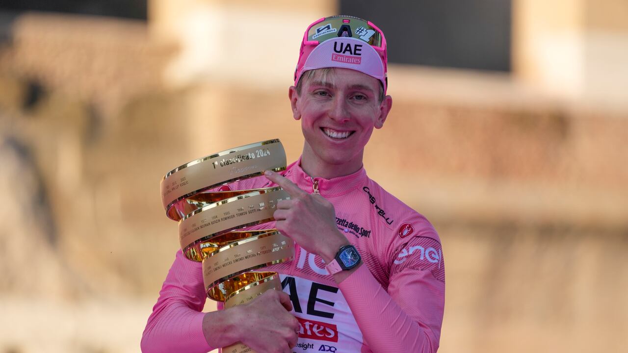 El esloveno Tadej Pogacar, ganador del Tour de Italia, sostiene el trofeo durante la ceremonia del podio al final de la 21ª y última etapa del Giro de Italia, carrera ciclista, en Roma, el domingo 26 de mayo de 2024. (Foto AP/Andrew Medichini)