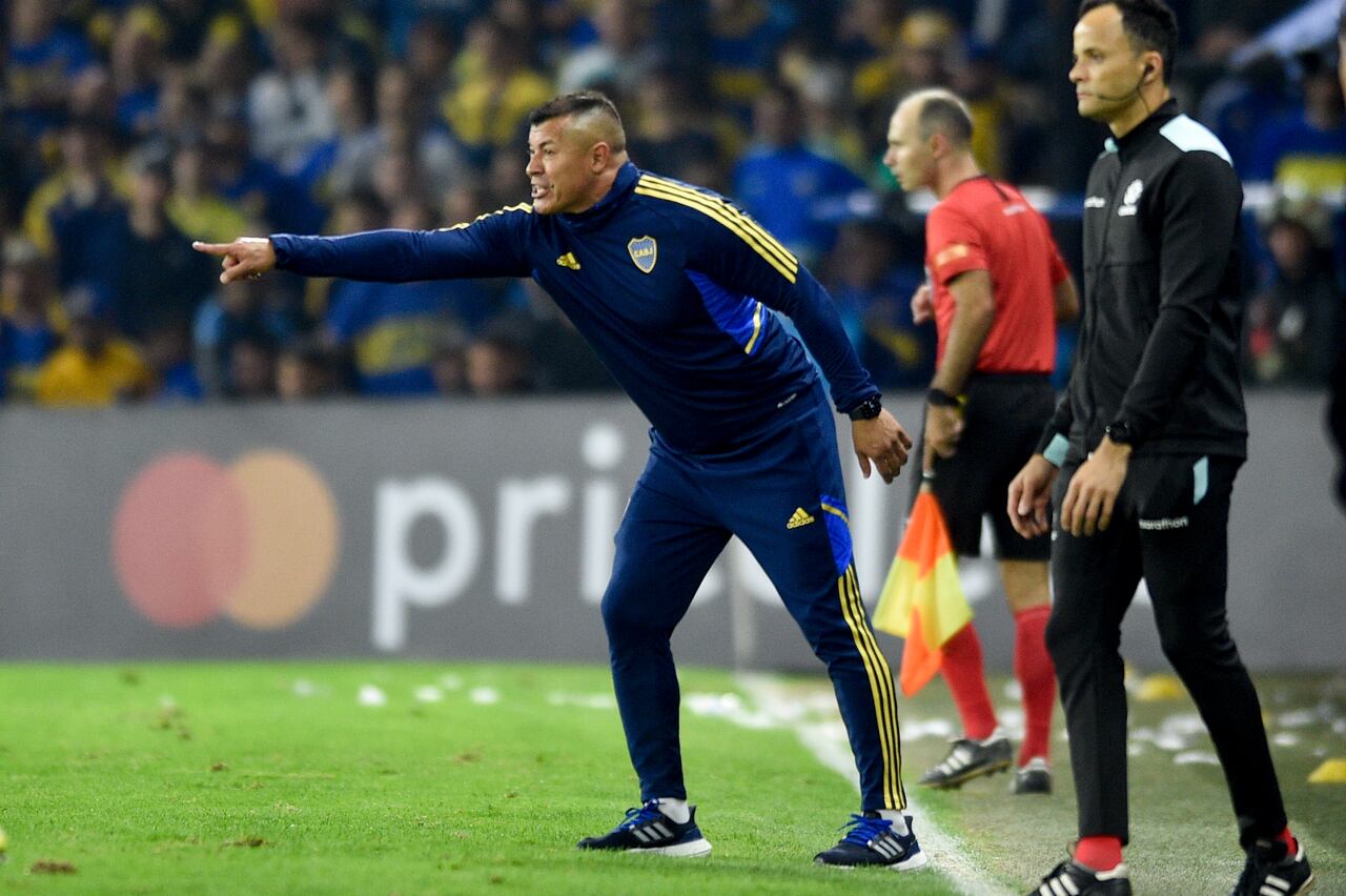 Coach Jorge Almiron of Argentina's Boca Juniors reacts during a Copa Libertadores Group F soccer match against Chile's Colo-Colo in Buenos Aires, Argentina, Tuesday, June 6, 2023. (AP Photo/Gustavo Garello)
