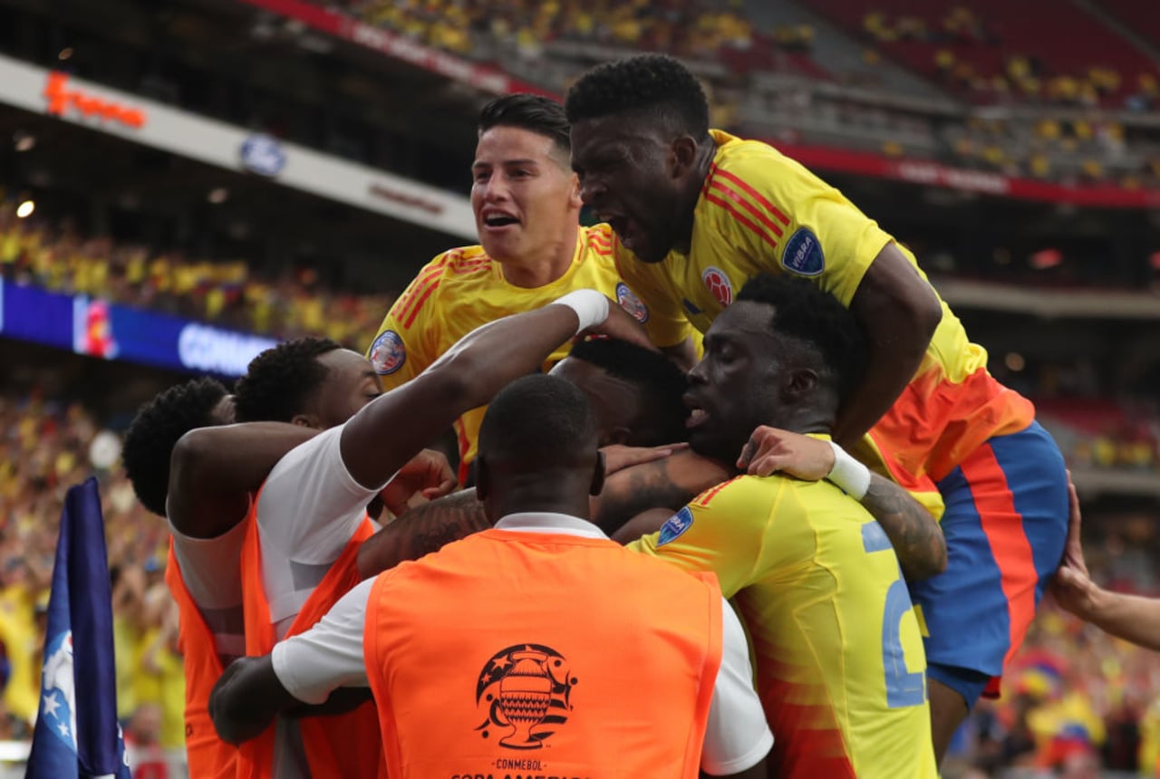GLENDALE, ARIZONA - JUNE 28: Jhon Cordoba of Colombia celebrates with teammates after scoring the team's third goal during the CONMEBOL Copa America 2024 Group D match between Colombia and Costa Rica at State Farm Stadium on June 28, 2024 in Glendale, Arizona. (Photo by Omar Vega/Getty Images)