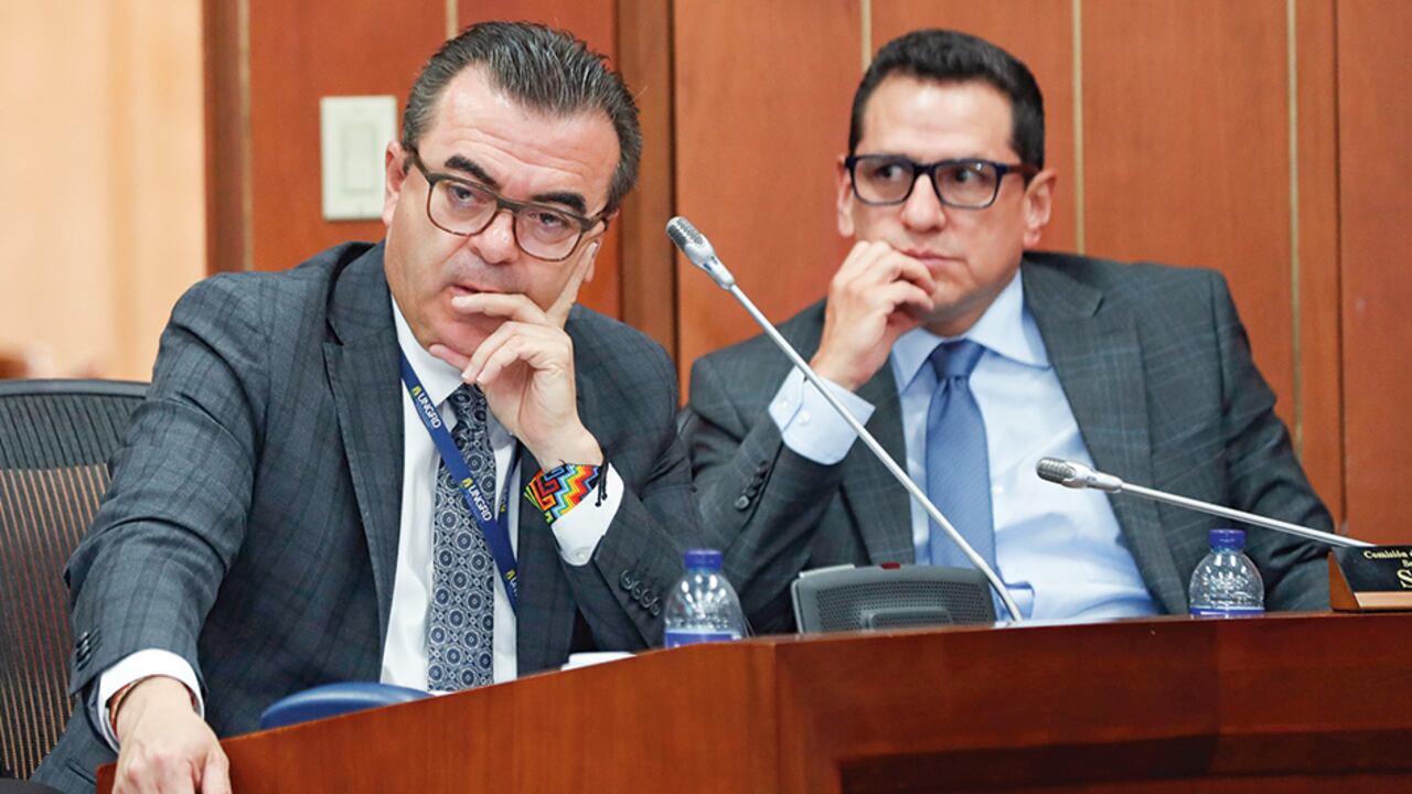    A la izquierda, Olmedo López, exdirector de la UNGRD. A la derecha, la factura de Practimax S. A. que confirma los nexos del exfuncionario con la Colombia Humana. 