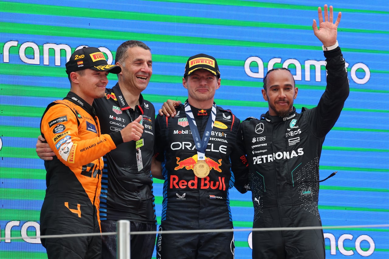 El podio del Gran Premio de España, con Lando Norris, Max Verstappen y Lewis Hamilton.