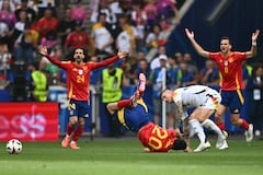 Pedri, jugador de España, salió tras sufrir lesión ante Alemania