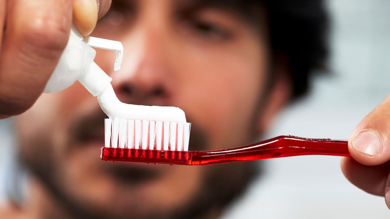¿Se ha preguntado alguna vez si su cepillo dental sigue siendo efectivo? Descubra cómo determinar cuándo es hora de desechar su cepillo antiguo y elegir uno nuevo para mantener su sonrisa radiante.