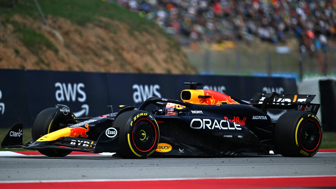 El piloto holandés de Red Bull, Max Verstappen, compite durante el Gran Premio de España de Fórmula Uno en el Circuito de Cataluña el 23 de junio de 2024 en Montmeló, en las afueras de Barcelona. (Foto de Manaure Quintero/AFP)