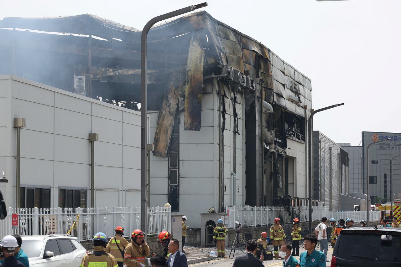 Los bomberos trabajan en el lugar de una fábrica de baterías quemada en Hwaseong, Corea del Sur, el 24 de junio de 2024.