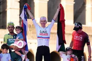 El esloveno Tadej Pogacar, primer clasificado, en el centro, celebra durante la ceremonia del podio al final de la 21ª y última etapa del Giro D'Italia, carrera ciclista de la Vuelta a Italia, en Roma, el domingo 26 de mayo de 2024. (Foto AP/Andrew Medichini)