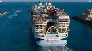 El Icon of the Seas, el crucero más grande del mundo, partiendo de Fort Lauderdale, Florida, en su ruta hacia Roatán, Honduras. Este impresionante barco cuenta con 20 cubiertas y una capacidad para 7.600 pasajeros.