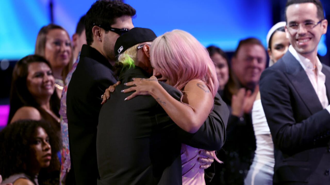 La pareja de artistas urbanos protagonizaron un emotivo y especial abrazo en los Latin Grammy (Photo by Rodrigo Varela/Getty Images for Latin Recording Academy)