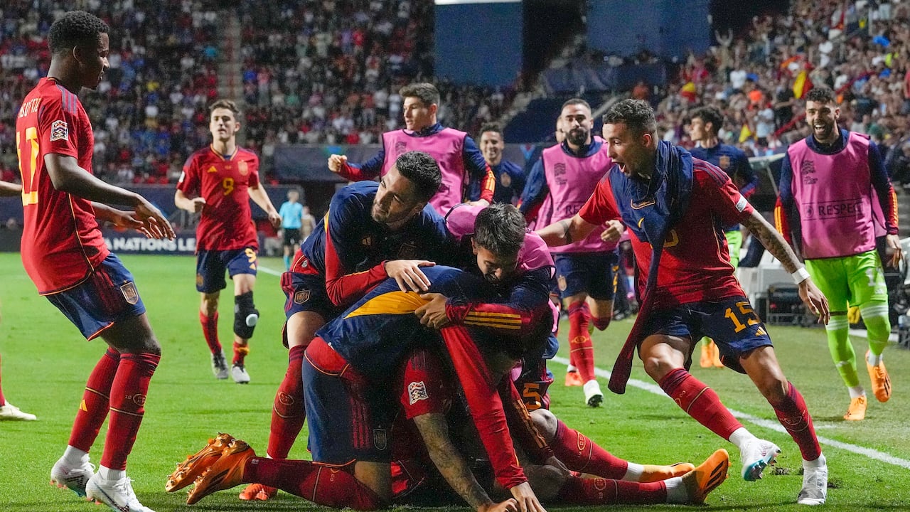 Joselu de España es celebrado por su equipo después de anotar el último gol decisivo en contra durante el partido de fútbol semifinal de la Liga de las Naciones entre España e Italia en Enschede, Países Bajos, el jueves 15 de junio de 2023. (Foto AP/Martin Meissner)